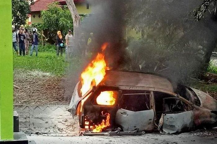 Daihatsu Xenia Terbakar di Lampung Selatan