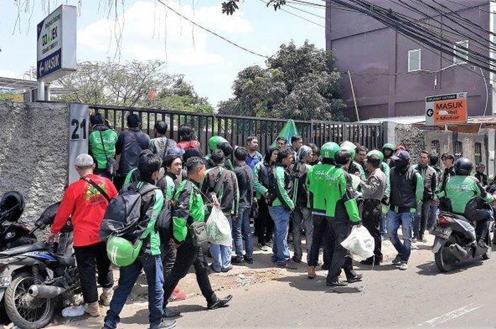 Driver ojek online Grab serbu kantor Gojek