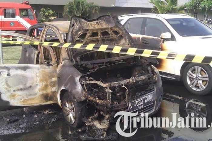 Sebuah mobil Suzuki Splash terbakar habis di Bandara Juanda, Jawa Timur