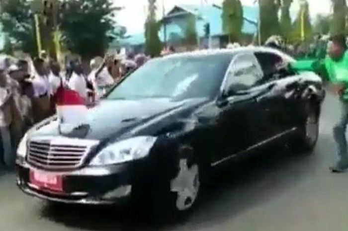 Aksi nekat seorang driver ojek online yang menerobos rombongan mobil Presiden Joko Widodo (Jokowi) hanya untuk menyalami presiden viral di media sosial. 
