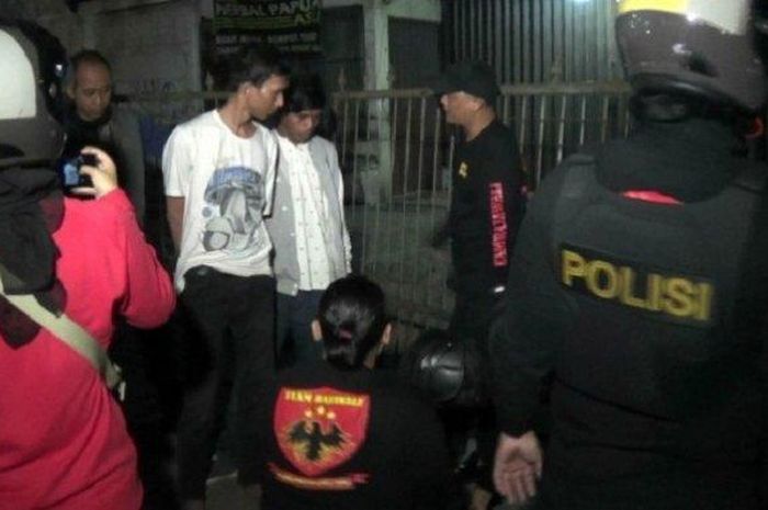 Dua pelaku pemerasan diamankan tim Rajawali Polres Metro Jakarta Timur di Kramat Jati pada Minggu (18/11/2018) malam. 
