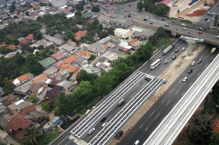 Bus, truk dan mobil pribadi melintas di bawah proyek Jalan Tol Jakarta-Cikampek II (Elevated), di ru