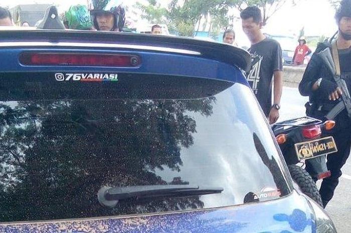  Ditemukan mayat perempuan dalam mobil Suzuki Swift warna biru di Gambut, Jumat (23/11). 
