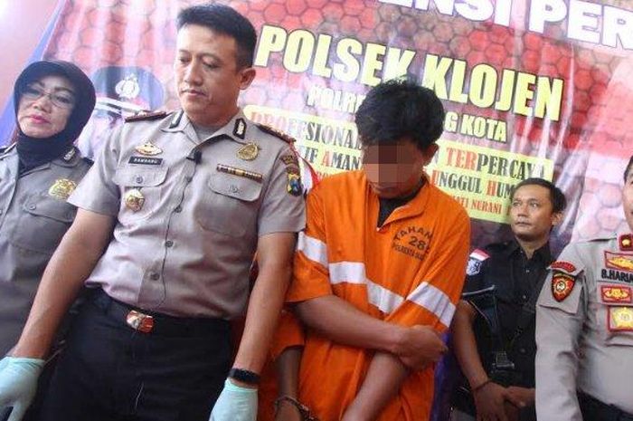 Polisi menunjukkan tersangka dan barang bukti penipuan dan penggelapan yang membawa kabur motor janda di Kabupaten Malang.