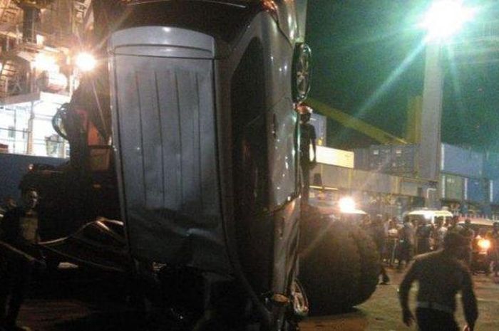 Mobil Avanza yang dikendarai korban di evakuasi dari laut 