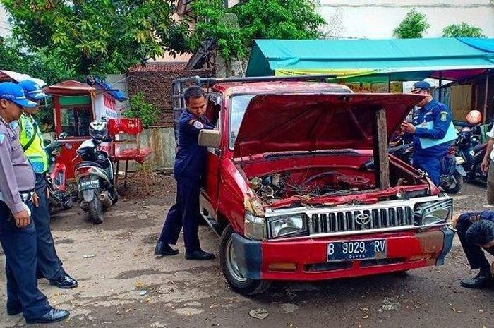 Polisi lakukan uji kir