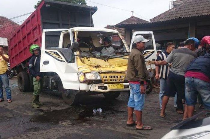Kecelakaan beruntun melibatkan empat kendaraan di Malang