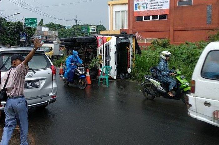 Truk terguling di Jalan Jombang Raya, Pondok Aren, Tangerang Selatan, Selasa (4/12/2018).