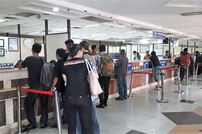 Wajib pajak sedang mengurus pembayaran PKB di Samsat Jakarta