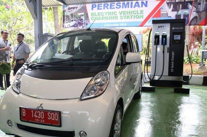 Mitsubishi i-MiEV di acara peresmian fasilitas pengisian daya (charging station) mobil listrik di Ge