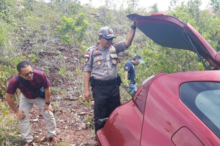 Sebuah mobil milik warga Sekupang dicuri dan dibuang ke dalam jurang di Kecamatan Galang