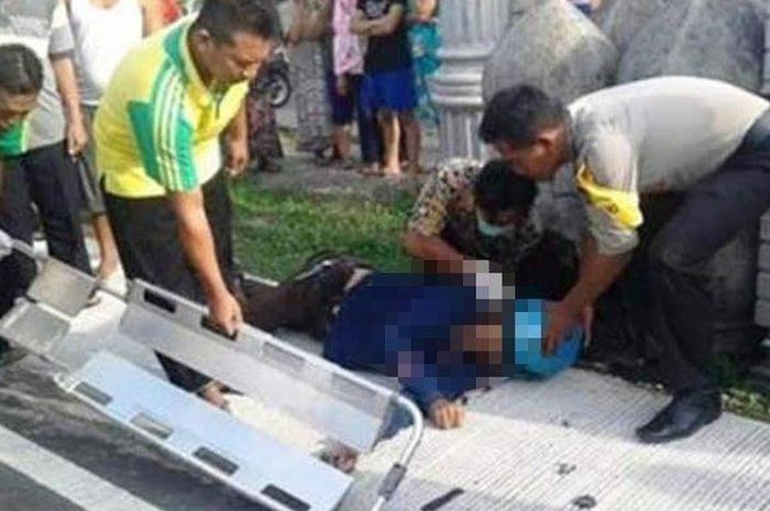 Ahmad Dhani mendapat pertolongan warga setelah terjatuh dari motor lalu terlindas truk di Jombang