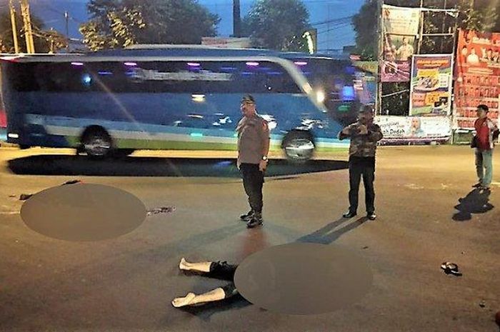 Kecelakaan maut antara sepeda motor dengan kontainer yang mengakibatkan dua pengendara sepeda motor tewas ditempat di Jalan Imam Bonjol, Karawaci, Kota Tangerang, Kamis (6/12/2018). 