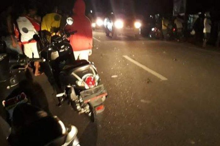 Kondisi di tempat kejadian perkara (TKP) usai kecelakan lalu lintas, Kamis (6/12/2018) malam.