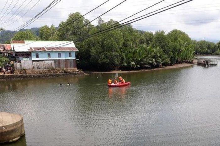 Petugas BPBD mencari mobil Avanza yang terjun di sungai 