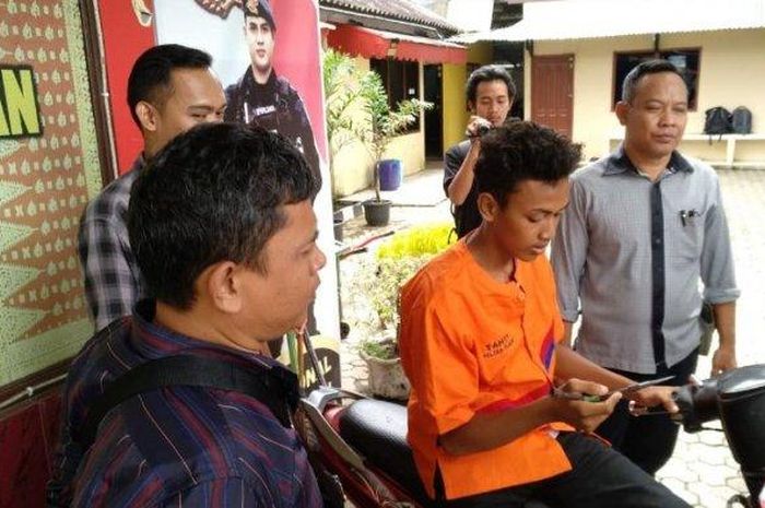Hendra Saputra (18 tahun) warga Jalan Pintu Besi Gang Manis Kelurahan Plaju, Kecamatan Plaju Palembang, kembali di tangkap polisi. 