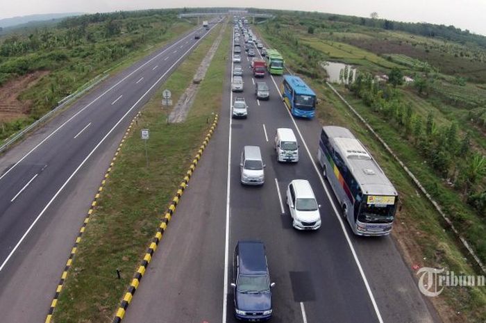 Sejumlah kendaraan pemudik antrean panjang saat memasuki jalan tol Cipali km 42, Cirebon, Jawa Barat, Rabu (21/6/2017). H-4 jelang Lebaran 2017, sejumlah kendaraan pemudik mulai memadati Tol Cipali menuju tol Fungsional Brebes-Pemalang Jawa Tengah. 