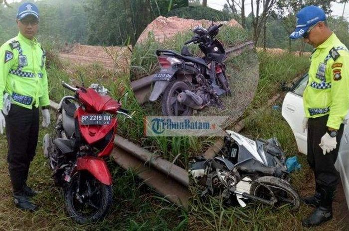Polisi mengevakuasi kendaraan bermotor yang mengalami kecelakaan di Sei Temiang, Selasa (11/12/2018). 