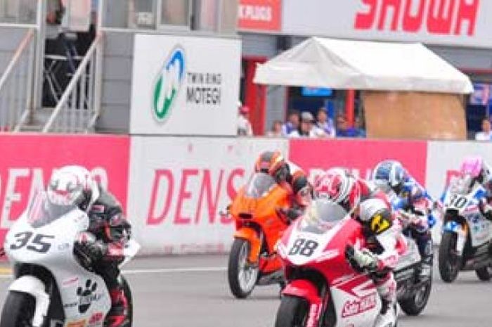 Gerry Salim Terjatuh di Race 3 J-GP3 All-Japan Road Race Championship Motegi