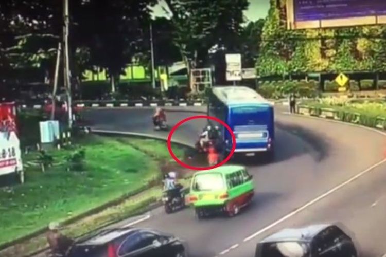 penumpang ojek online yang terlindas bus di bogor ternyata seorang dokter semua halaman gridoto com