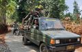 Biasa Naik Mobil Perang, Komandan TNI Diangkut Kijang Pikap Penuh Kayu