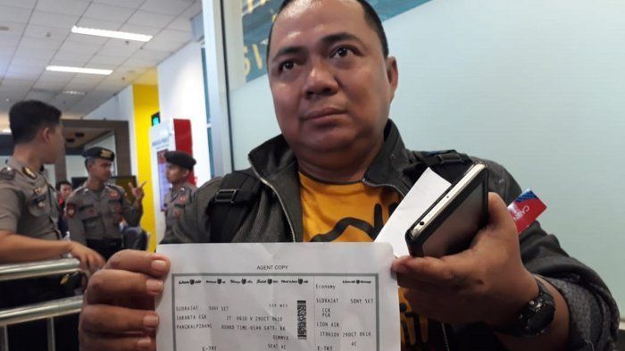 Sony menunjukkan boarding pass pesawat Lion Air JT 610 yang sudah dicetaknya