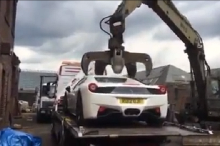 Ferrari 458 Spider Dihancurkan