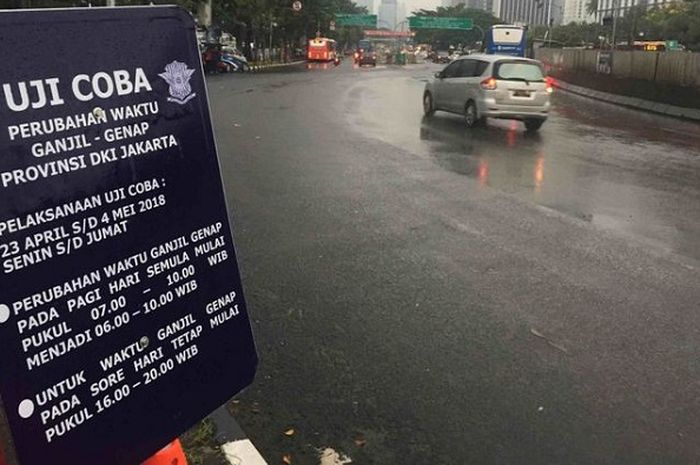 Uji coba perpanjangan waktu pembatasan kendaraan berdasarkan plat nomor ganjil-genap di ruas Jalan Sudirman-MH Thamrin digelar Senin (23/4/2018).  