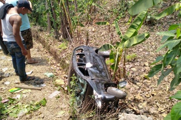 Mobil Avanza hitam yang remuk dan terguling di jurang akibat amukan masa, di Subah Batang, Jawa Tengah