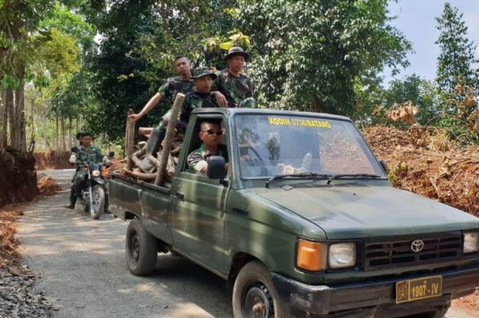 Komandan Kodim 0736 Batang, Letkol Kav Henry Rudi Judianto Napitupulu, mengarahkan kemudi kendaraan ke lokasi pelaksanaan TMMD