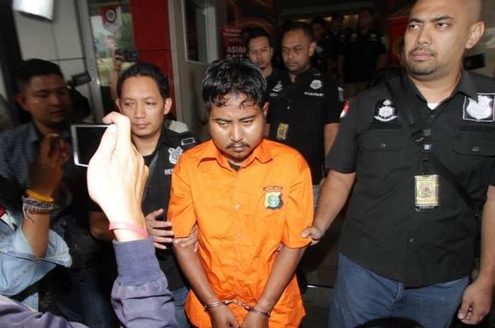 MN, Tersangka pembunuh Dufi berjalan saat akan diserahkan ke Polresta Bogor di Resmob Polda Metro Jaya, Jakarta Selatan, Rabu (21/11/2018)