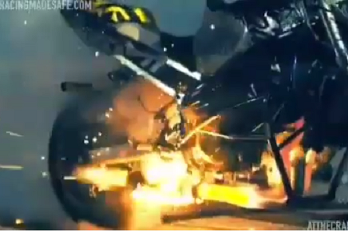 Aksi Burnout Hingga Mengeluarkan Percikan Api