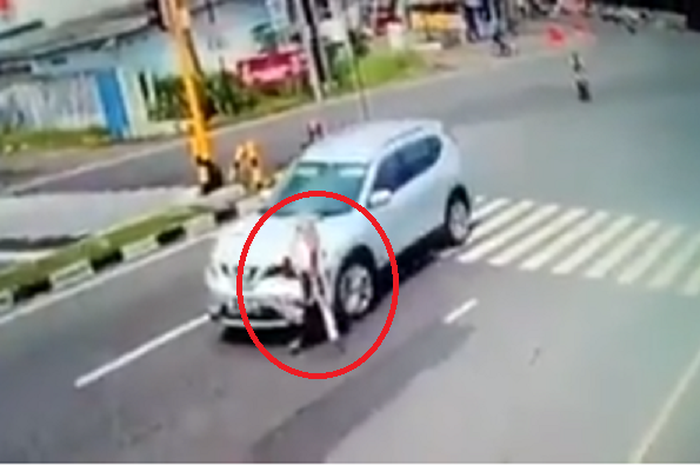 Mobil tabrak lari wanita penyandang disabilitas