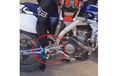 Gokil! Tenaga Biker Ini Kuat Banget, 'Nendang' Kick Starter Pakai Tangan 