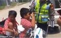 Aduh! Bocah Masih SD Kendarai Honda Scoopy, Langsung Nangis dan Cium Tangan Polisi