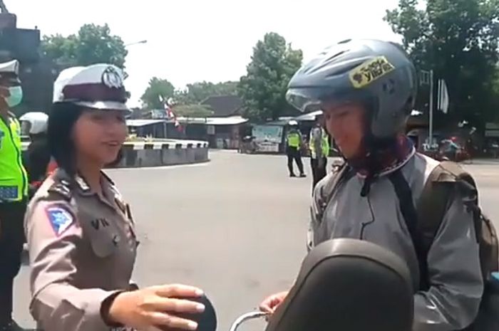 Biker cowok idaman para polwan, tertib berlalu lintas dan bawa surat lengkap