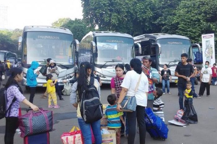 Ilustrasi suasana di terminal yang ramai penumpang