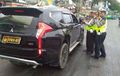 Konyol, Pengendara Ini Coba Takut-takuti Polisi dengan Pelat Nomor Polisi Palsu, Netizen Jadi Geram