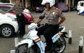 Tonton, Polisi Ini Lewati Ujian Praktim SIM C Hanya Pakai Satu Tangan