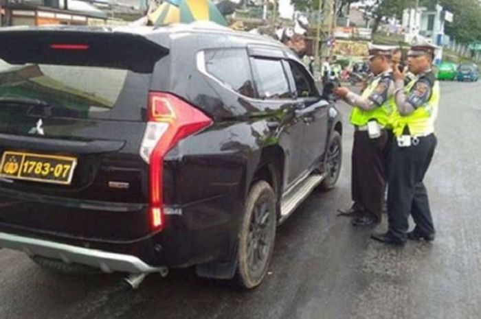 Seorang pengendara tertangkap menggunakan pelat nomor kepolisian palsu