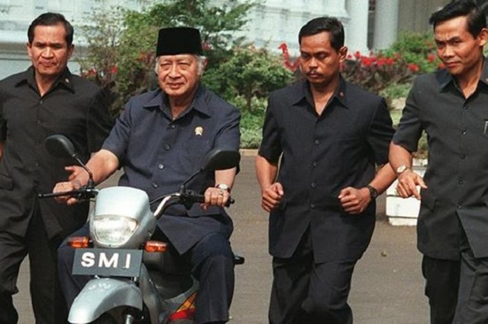 Presiden Soeharto mencoba motor nasional SMI Ekspressa