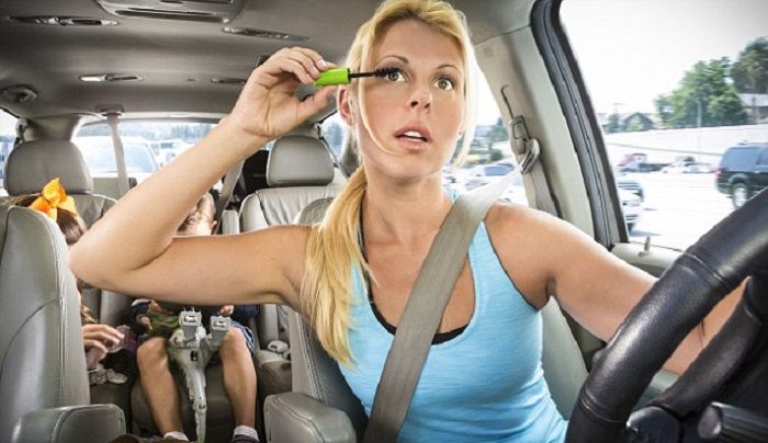 Ilustrasi wanita mengemudi mobil sambil dandan