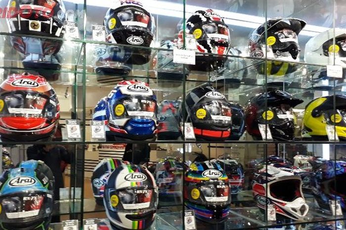 Helm tersedia dengan berbagai fitur yang berbeda. termasuk fitur keselamatannya