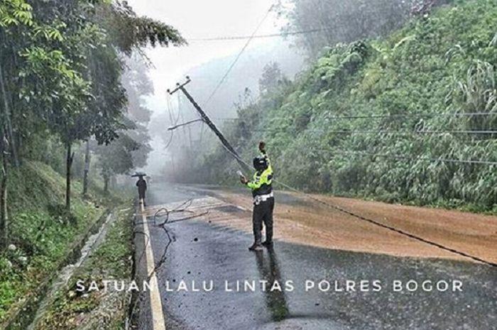 Hujan deras menjadi pemicu terjadinya longsor