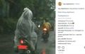 Ngeri, Pria Ini Berani Bonceng 'Pocong' Saat Hujan-hujanan