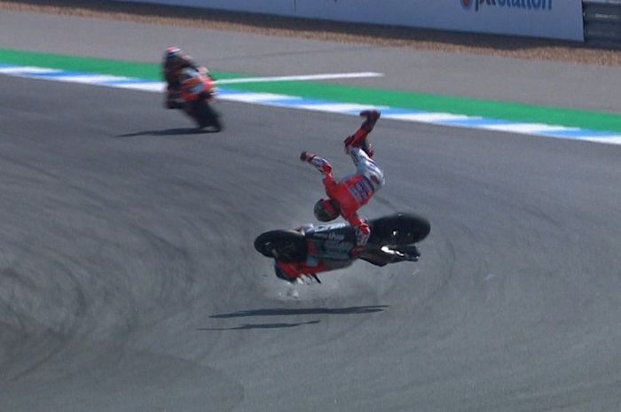 Jorge Lorenzo terlempar keras dari motornya di FP2 MotoGP Thailand.