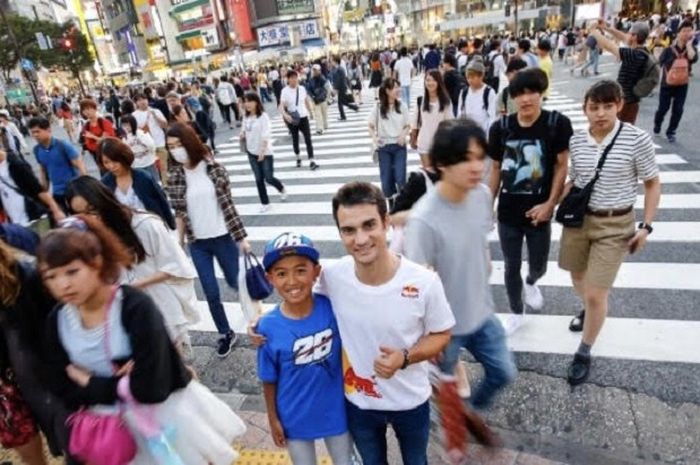 Pedrosa Berlibur Keliling Jepang Bersama Seorang Penggemarnya