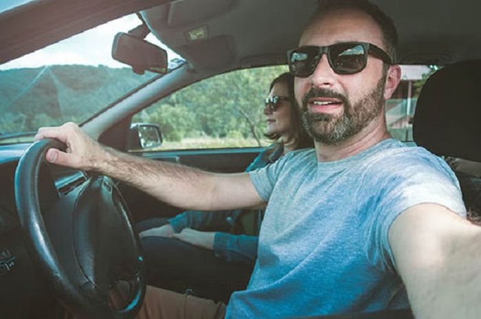 Ilustrasi mengendarai mobil memakai kacamata gelap atau hitam bisa ditilang di Inggris