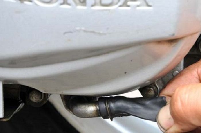 Kantung pembuangan air pada CVT motor