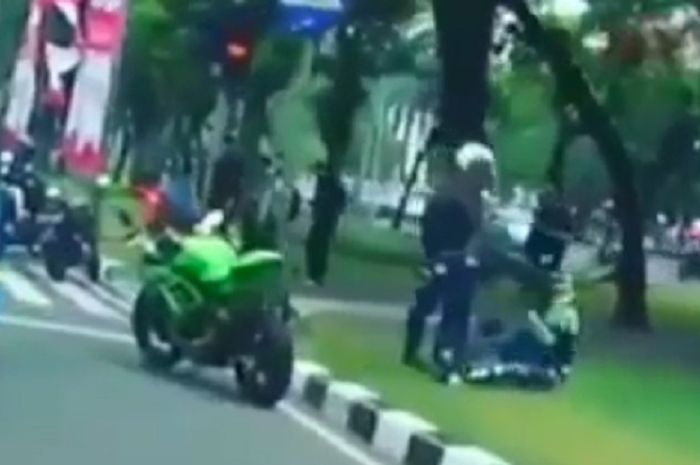 Bikers ngebut di depan Istana Negara, tertangkap polisi militer.